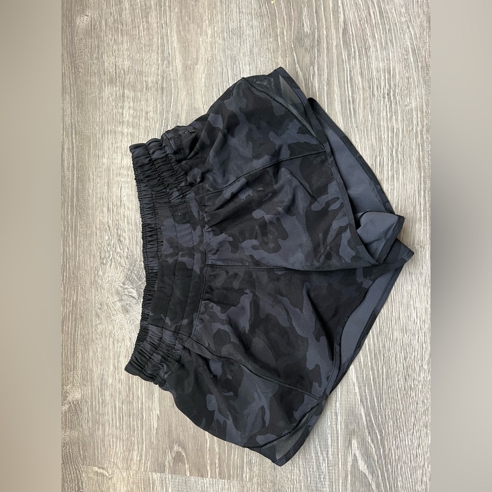 Lululemon Hotty Hot Low-Rise Lined Short 2.5”